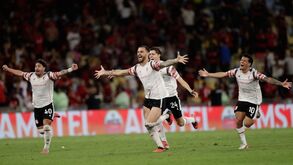 Jogadores do Estudiantes a festejar 