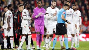 Jogadores do Milan contestam decisão do árbitro frente ao Bournemouth após expulsão de Mike Maignan