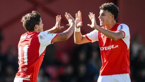 Afonso Oliveira (à esquerda) bisou no triunfo diante do Benfica 