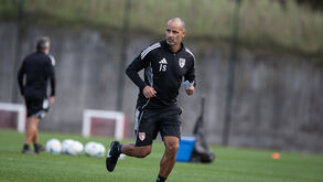 Jorge Silas a comandar o treino do AVS SAD