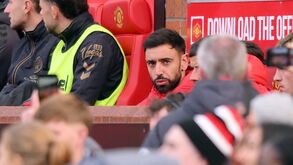 Olhos postos em Bruno Fernandes: Carrick deixa médio português no banco