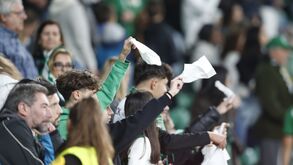 Noite de contrastes em Alvalade: lenços brancos de um lado e euforia do outro