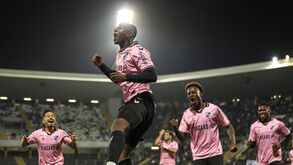 Yeimar Mosquera em celebração após golo na Liga Record