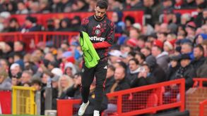 Bruno Fernandes a aquecer pelo Manchester United