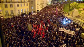 Milhares de manifestantes junto ao Parlamento