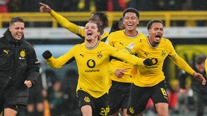 Marcel Sabitzer celebra golo pelo Borussia Dortmund nos descontos frente ao Werder Bremen