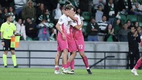 Jogadores celebram golo em Alvalade