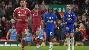 Liverpool segue em frente