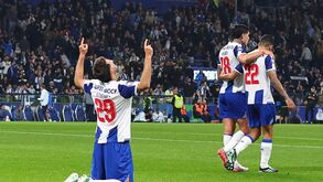 O jogador festeja o golo de joelhos e a rezar.