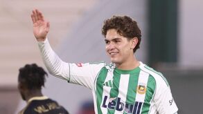 O jogador festeja o golo. Festa