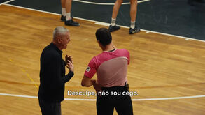 «Eu também não sou cego...»: árbitro do Queluz-Benfica entrou em campo com um microfone e o resultado foi este