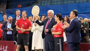Presidente alemão e antigo campeão Timo Boll jogam ténis de mesa em Pequim