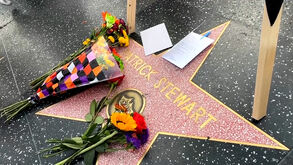 Fãs prestam homenagem a Patrick Stewart na Calçada da Fama em Hollywood