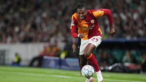 Rafael Leão em ação no Galatasaray