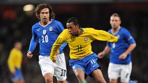 Robinho e Andrea Pirlo em 2009