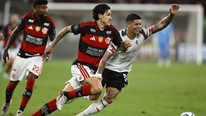 Marcos Rojo e Pedro em duelo na meia-final da Libertadores entre Estudiantes e Flamengo