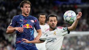 Bernardo Silva em duelo com Willi Orbán no Real Madrid-RB Leipzig