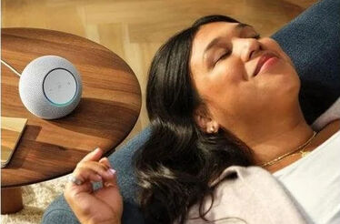 Mulher desfruta de música com Alexa Echo Dot Max em promoção