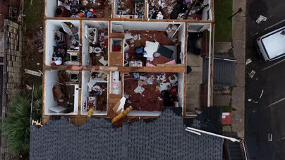 Imagens de drone mostram destruição causada pelo furacão Isaías num complexo habitacional da Florida