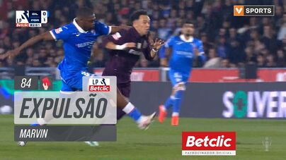 O lance que motivou a expulsão de Elimbi diante do FC Porto