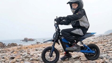 Moto elétrica infantil e capacete para as primeiras aventuras