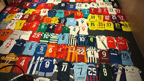 Internacional alemão mostra coleção de mais de 100 camisolas e há duas de Sporting e FC Porto que chamam a atenção