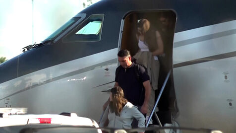 O momento em que Flávio Bolsonaro e a família chegam a Miami após saída do Brasil