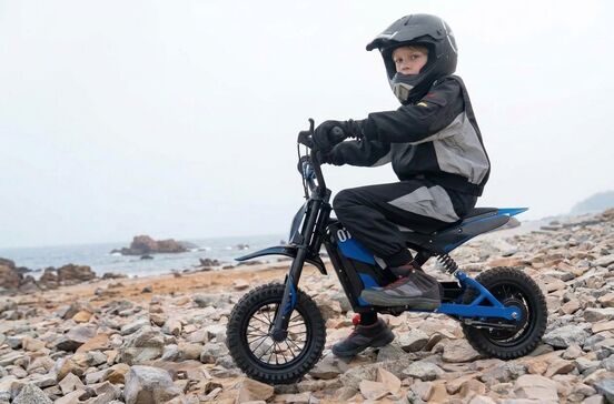 Moto elétrica infantil e capacete para as primeiras aventuras
