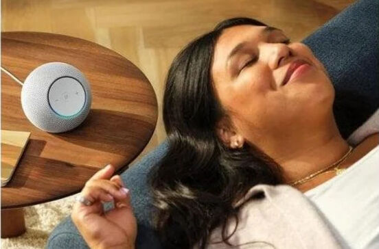 Mulher desfruta de música com Alexa Echo Dot Max em promoção