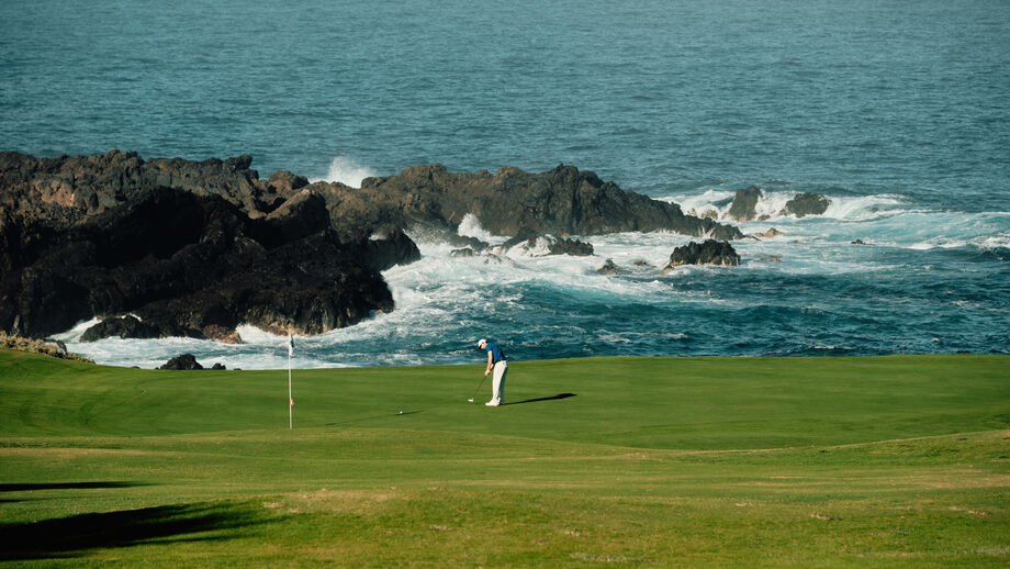 Um golfista joga num campo junto ao Atlântico em Tenerife