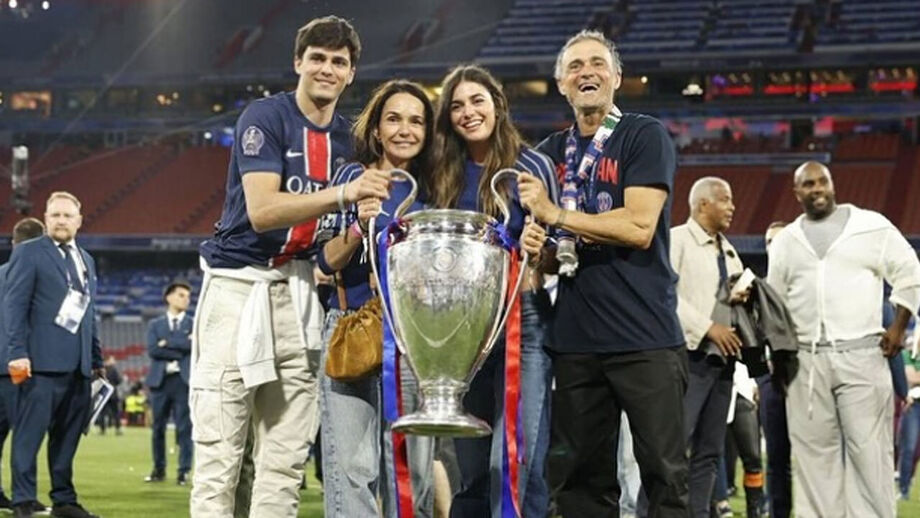 Sira Martínez com o pai, Luis Enrique, a mãe e o irmão 