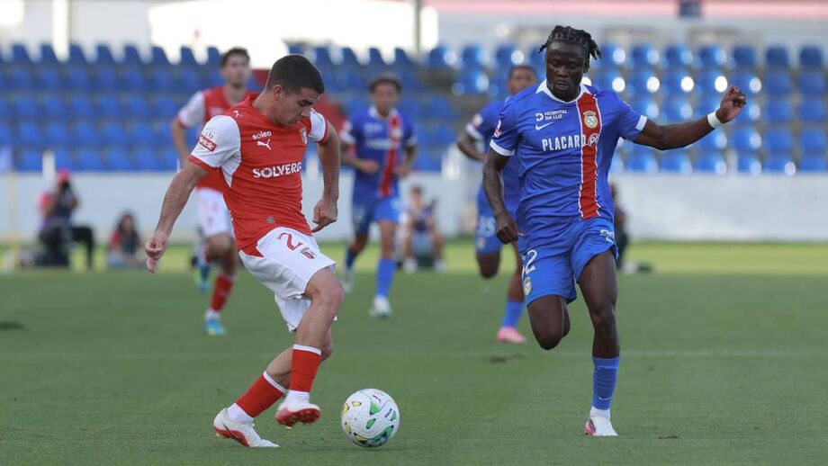 Isaac James (à direita) é opção para a visita do Alverca a Famalicão