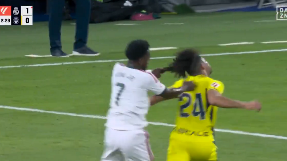 Vinícius Júnior expulso por puxar o cabelo a adversário