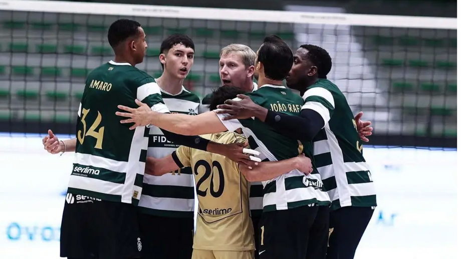 Jogadores de voleibol do Sporting abraçam-se em campo