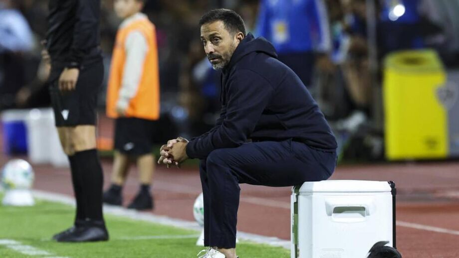 Vasco Matos atento junto ao banco do Estoril