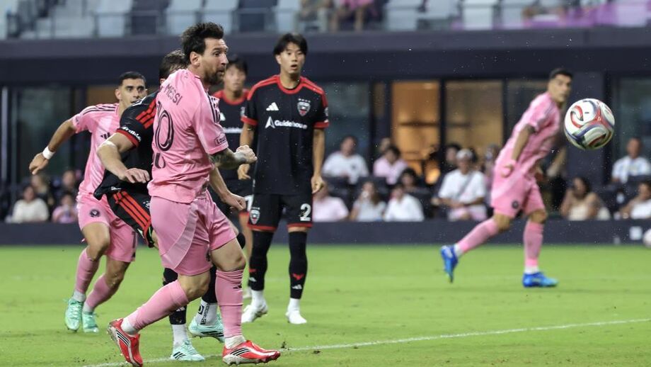 Lionel Messi assinou um bis contra o DC United