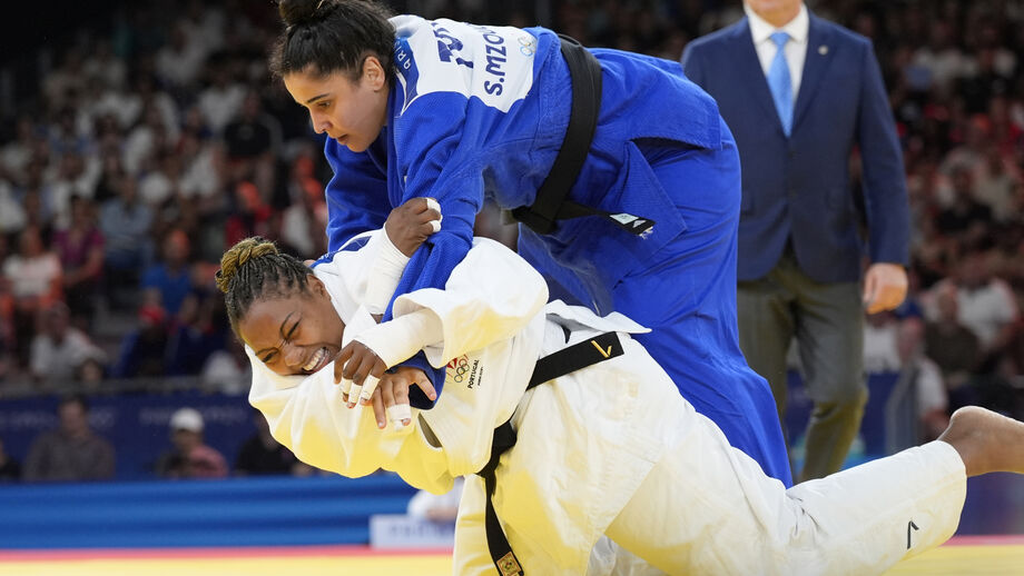 Rochele Nunes num combate com Sarra Mzougui 
