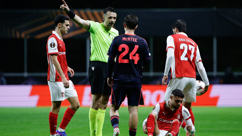 Igor Pajac a arbitrar o  jogo do Sp. Braga com o Nottingham Forest 