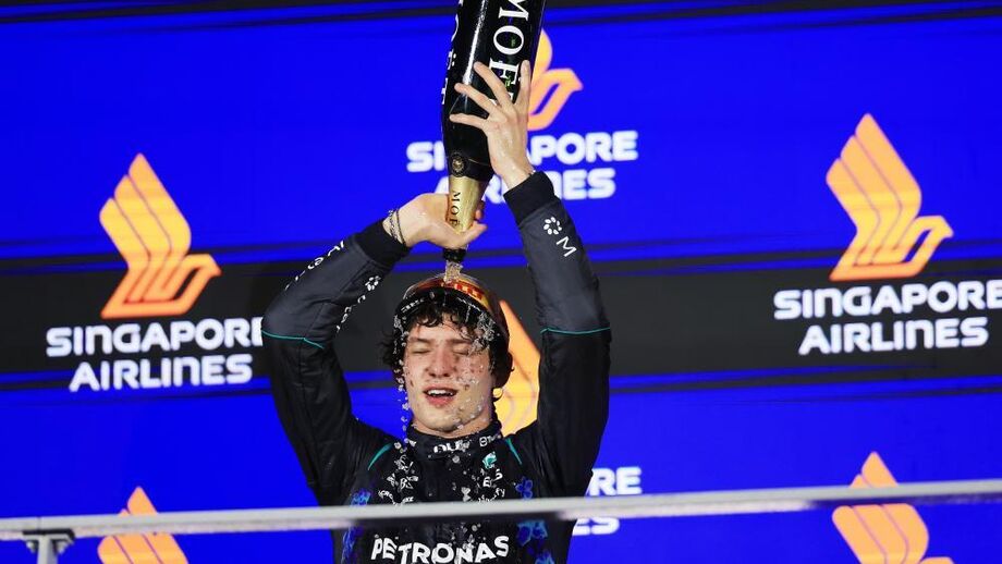 Antonelli celebra terceiro lugar em Singapura