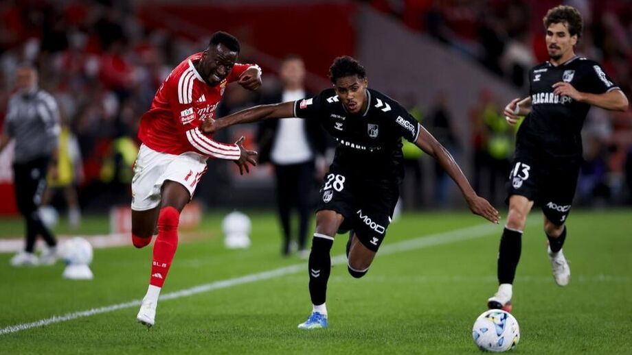 Thiago Balieiro em duelo com Lukebakio no Benfica-V. Guimarães