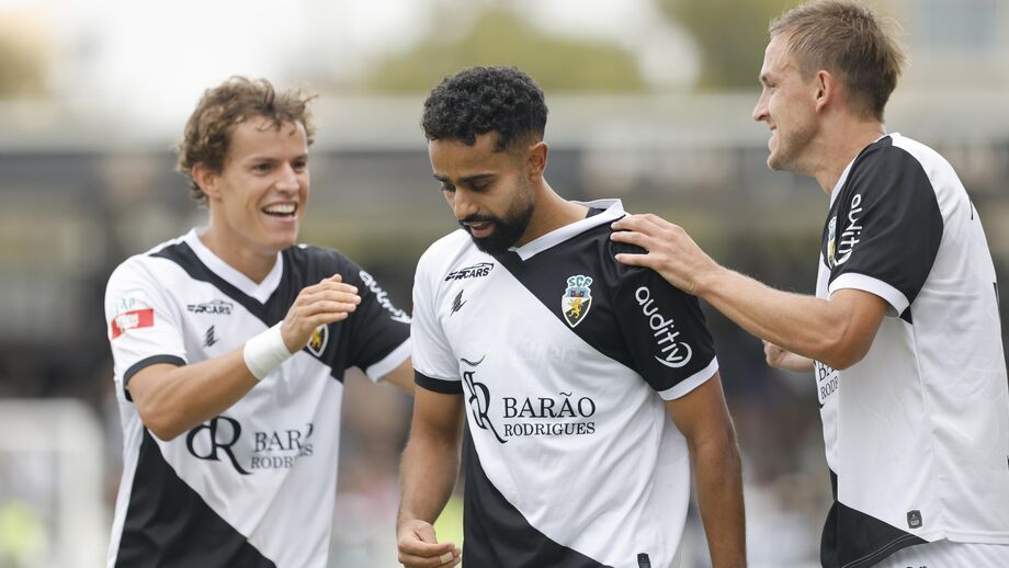 Colegas festejam golo de Sarpreet Singh (ao centro) pelo Farense frente ao Feirense