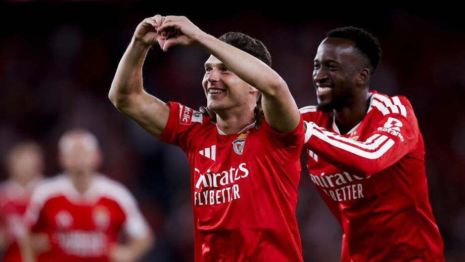 Sudakov e Lukebakio festejam durante o Benfica-V. Guimarães