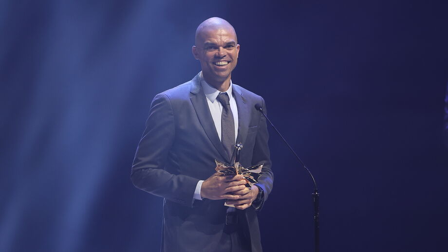 Pepe recebe Dragão de Ouro