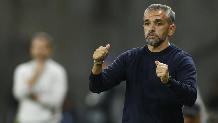 Rui Borges dá indicações aos jogadores do Sporting durante o jogo com o Lens