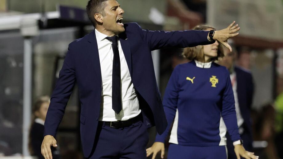 Treinador dá instruções durante o jogo de Portimão