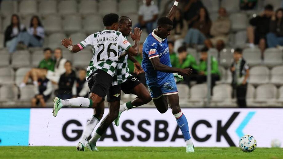 Gilberto Batista (ao fundo da imagem) mantém confiança de Vasco Botelho da Costa