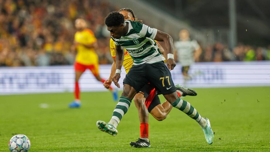 O momento em que Doumbia remata para o segundo golo do Sporting em Lens