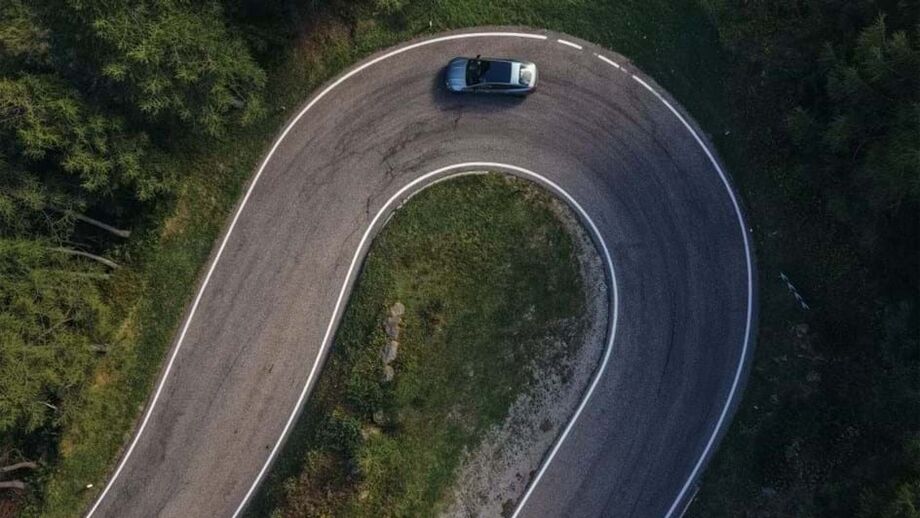 Mercedes-Benz EQS em curva com sistema 'steer-by wire'
