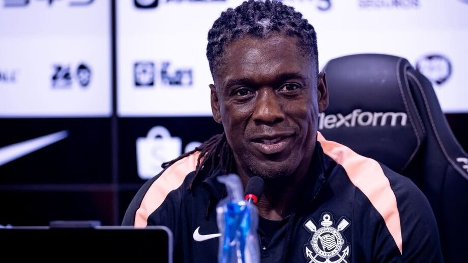 Seedorf em conferência de imprensa do Corinthians
