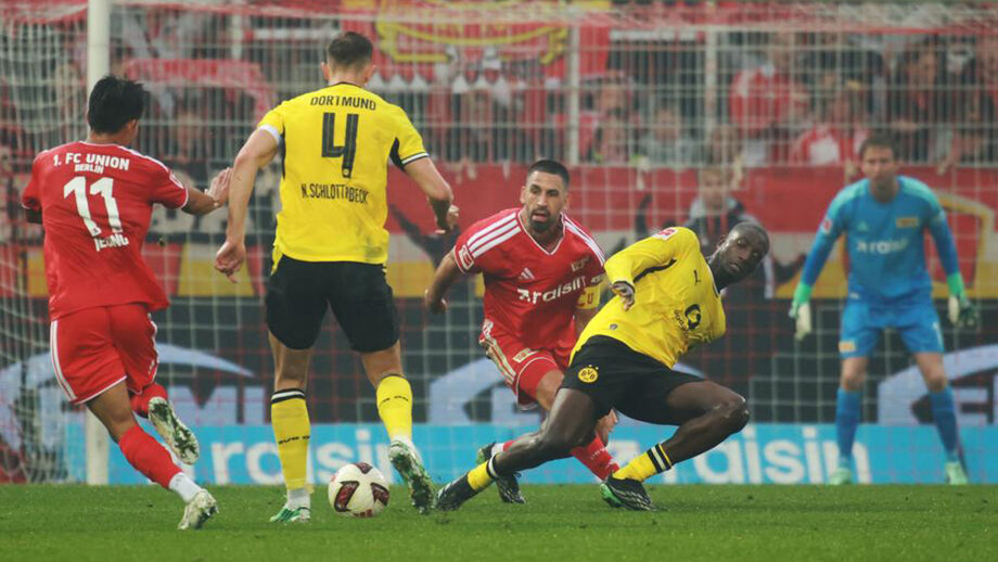 Os jogadores de Union Berlim e Borussia Dortmund em ação